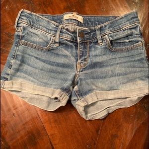 Hollister | denim low-rise short | 3; 26w